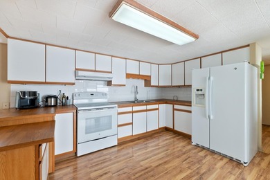 Welcome to this charming 2-bedroom, 2-bathroom mobile home - photo 4