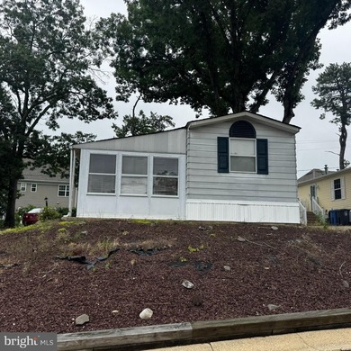 This 1960's 2 bedroom, single-wide mobile home offers a great - photo 1