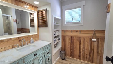 Beautifully renovated home: the prefect blend of coastal living - photo 20