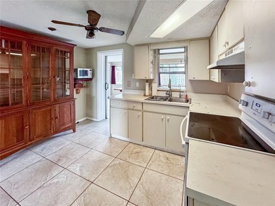 Charming and well-maintained South Venice home offering comfort - photo 3