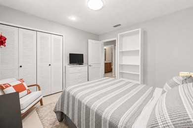 Beautifully updated 2-bedroom, 2-bath second-floor lakeview - photo 20