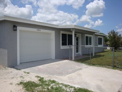Welcome to this beautiful four-bedroom, two-bathroom single - photo 1