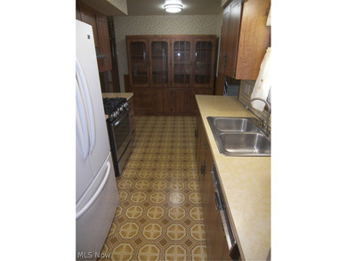 Here is a custom built 1965 1 owner brick bungalow awaiting its - photo 11