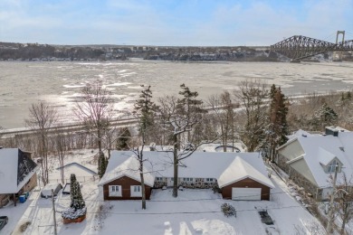 Lake Home For Sale in QuéBec (Sainte-Foy/Sillery/Cap-Rouge), 