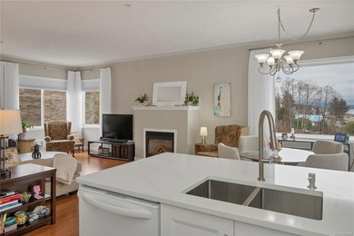 Ocean-view, top-floor corner suite with stunning kitchen and - photo 8