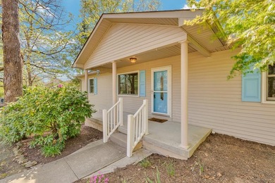 Charming 3BR/2BA home on a level lot just minutes from town in a - photo 2