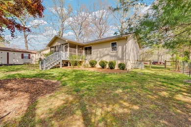 Charming 3BR/2BA home on a level lot just minutes from town in a - photo 6