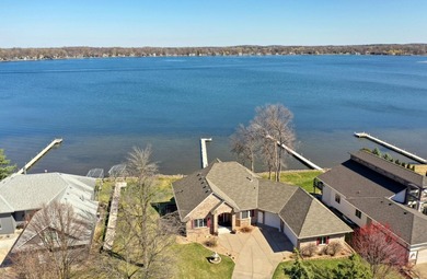 Welcome to the epitome of lakeside living on the shores of - photo 4