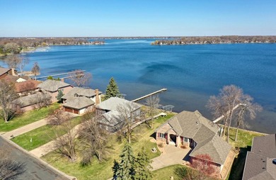 Welcome to the epitome of lakeside living on the shores of - photo 6