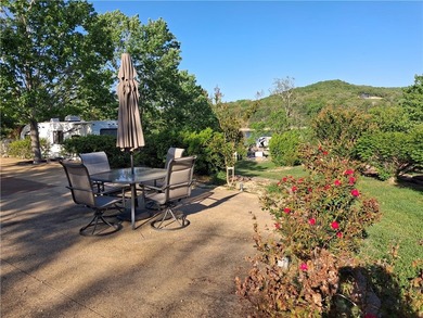 This Large Spacious Back in lot has been recently loved on! - photo 3