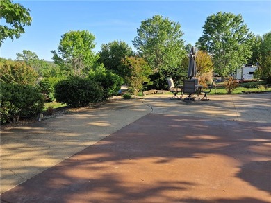 This Large Spacious Back in lot has been recently loved on! - photo 4