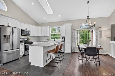 Lake Thompson access, a newly renovated kitchen, light-filled - photo 7