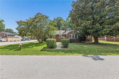 This beautifully maintained brick rancher offers 3 bedrooms/1.5 - photo 1