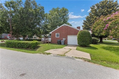 This beautifully maintained brick rancher offers 3 bedrooms/1.5 - photo 5