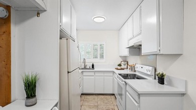 Welcome to this light and bright upstairs 1 bedroom, 1 bath - photo 11