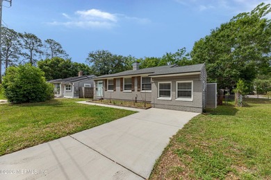 Explore this single-family home located in the Murray Hill area - photo 3