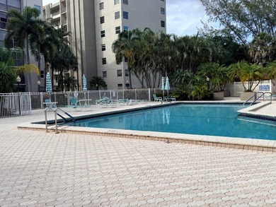 Welcome to this spacious and beautifully maintained condo - photo 33