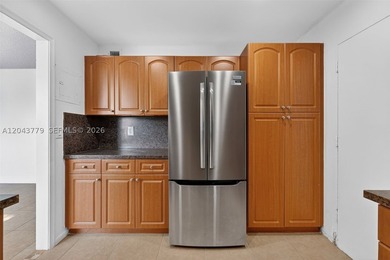 Beautiful 4th-floor, 2-bedroom, 2-bathroom condo located in the - photo 3