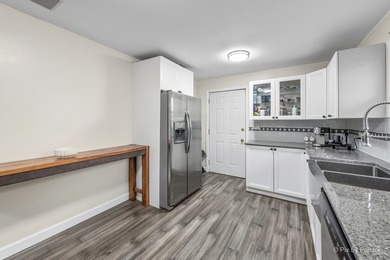 Spacious and beautifully updated 4 bed, 3.5 bath home on a deep - photo 20