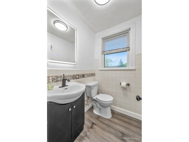 Spacious and beautifully updated 4 bed, 3.5 bath home on a deep - photo 22