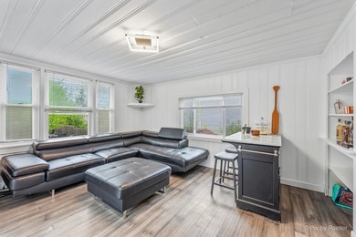 Spacious and beautifully updated 4 bed, 3.5 bath home on a deep - photo 23