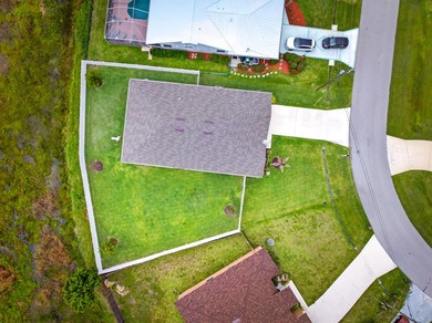 Welcome to this beautifully maintained home featuring 4 bedrooms - photo 4