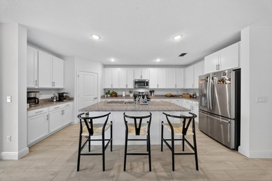 Welcome to this beautifully maintained home featuring 4 bedrooms - photo 10