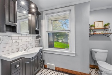Spacious and beautifully updated 4 bed, 3.5 bath home on a deep - photo 33