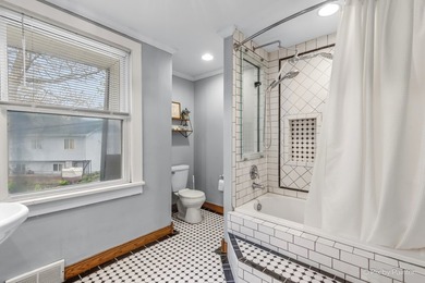 Spacious and beautifully updated 4 bed, 3.5 bath home on a deep - photo 34