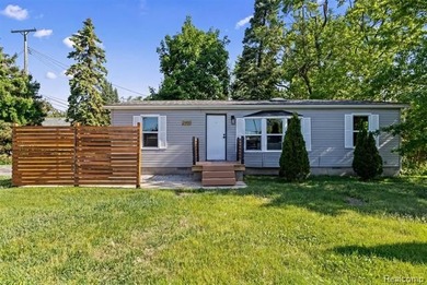 Move-in ready and loaded with updates - this charming Keego - photo 1
