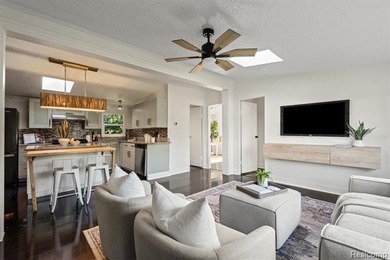 Move-in ready and loaded with updates - this charming Keego - photo 4