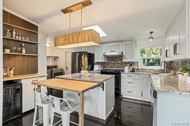 Move-in ready and loaded with updates - this charming Keego - photo 7