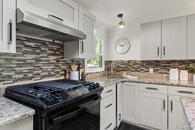 Move-in ready and loaded with updates - this charming Keego - photo 8