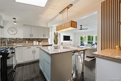 Move-in ready and loaded with updates - this charming Keego - photo 10