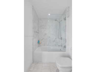 This high-floor corner residence at Echo Brickell offers 1,625