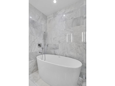 This high-floor corner residence at Echo Brickell offers 1,625