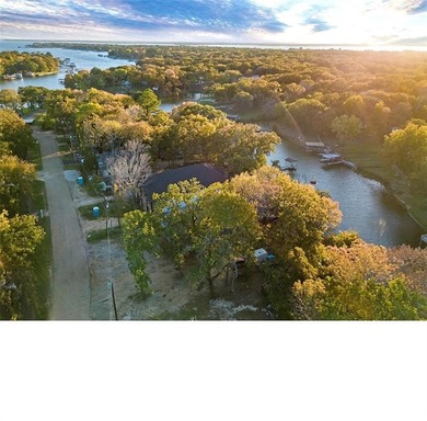 WATERFRONT SHORT-TERM RENTAL OR PRIVATE RESIDENCE. This inviting - photo 2