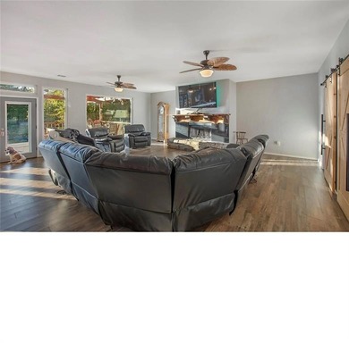 WATERFRONT SHORT-TERM RENTAL OR PRIVATE RESIDENCE. This inviting - photo 4