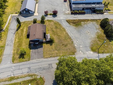 Fantastic opportunity to live, work, and invest in the charming - photo 1