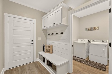 Welcome to this thoughtfully designed and well-maintained - photo 12