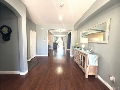 Rarely available, this spacious SEVEN-bedroom, 3-bathroom - photo 3