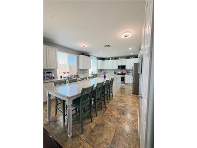 Rarely available, this spacious SEVEN-bedroom, 3-bathroom - photo 10