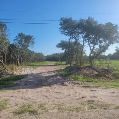 Oversized lot (over 10,400sf) for your new home! Water Well and - photo 2