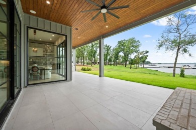 Just over an hour from Dallas, this stunning five-bedroom - photo 23