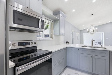 Nice 2/2 Corner Unit Villa w/ a new roof and has a 1 Car garage - photo 3