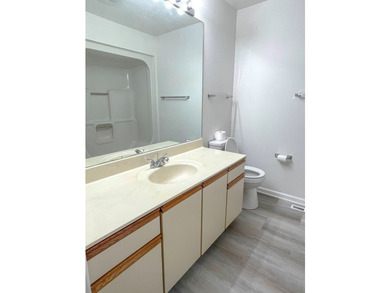 Beautifully renovated condo located in the desirable Holiday - photo 13