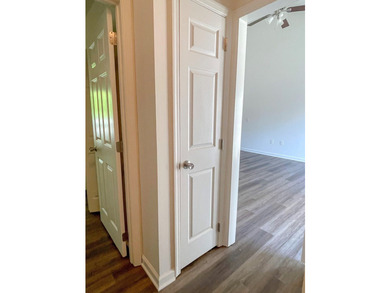 Beautifully renovated condo located in the desirable Holiday - photo 15