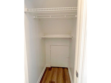 Beautifully renovated condo located in the desirable Holiday - photo 16