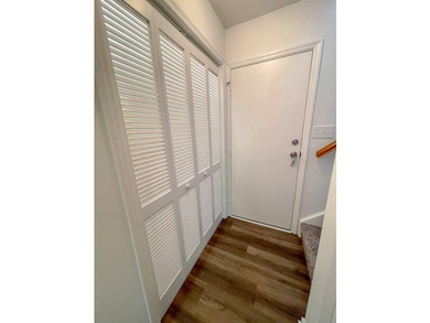 Beautifully renovated condo located in the desirable Holiday - photo 17