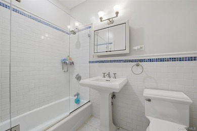 Beautiful and spacious one bedroom (PLUS BONUS ROOM) in the - photo 22